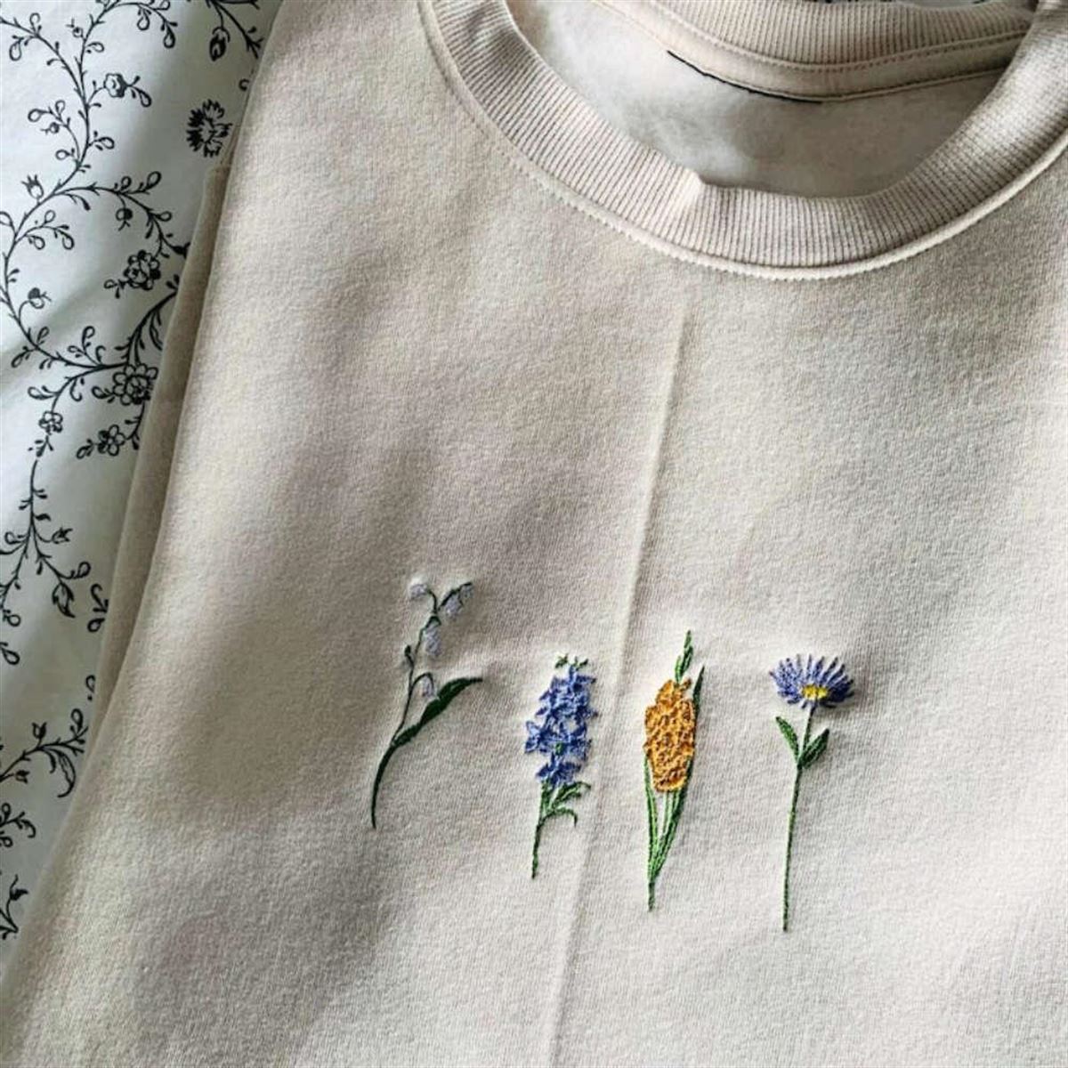 Embroidered Flower Crewneck Sweatshirt