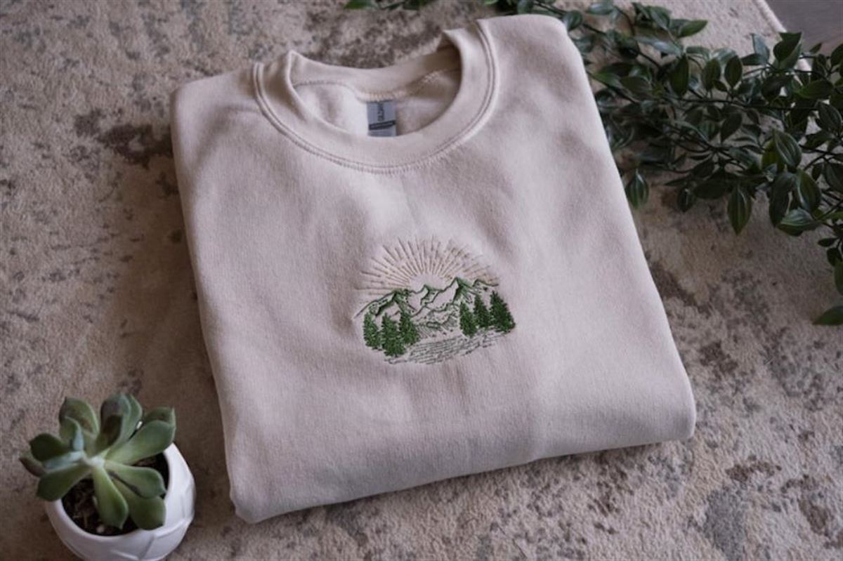 Embroidered Mountain Scenery Outdoor Sweatshirt