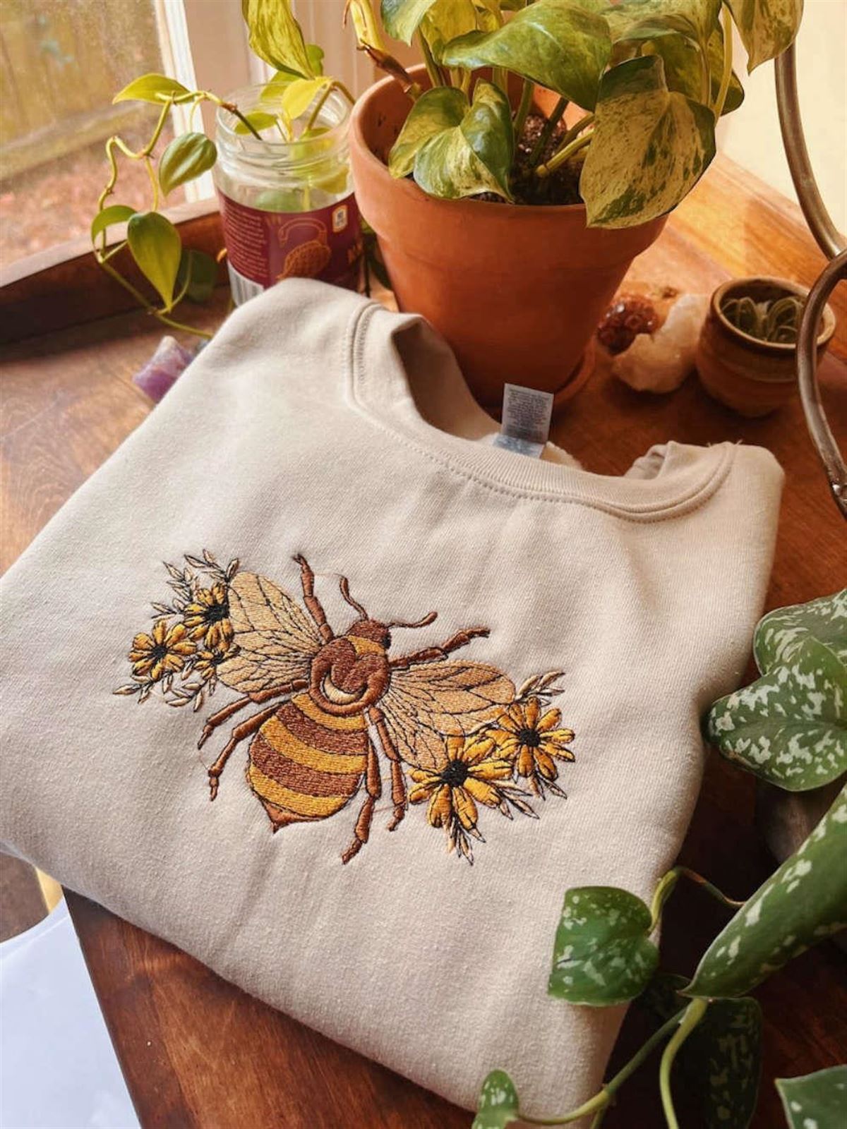 Floral Bee Embroidered Sweatshirt Crewneck