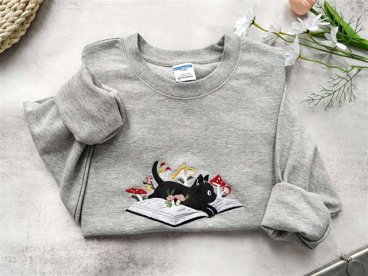 Black Cat Embroidered Sweatshirt