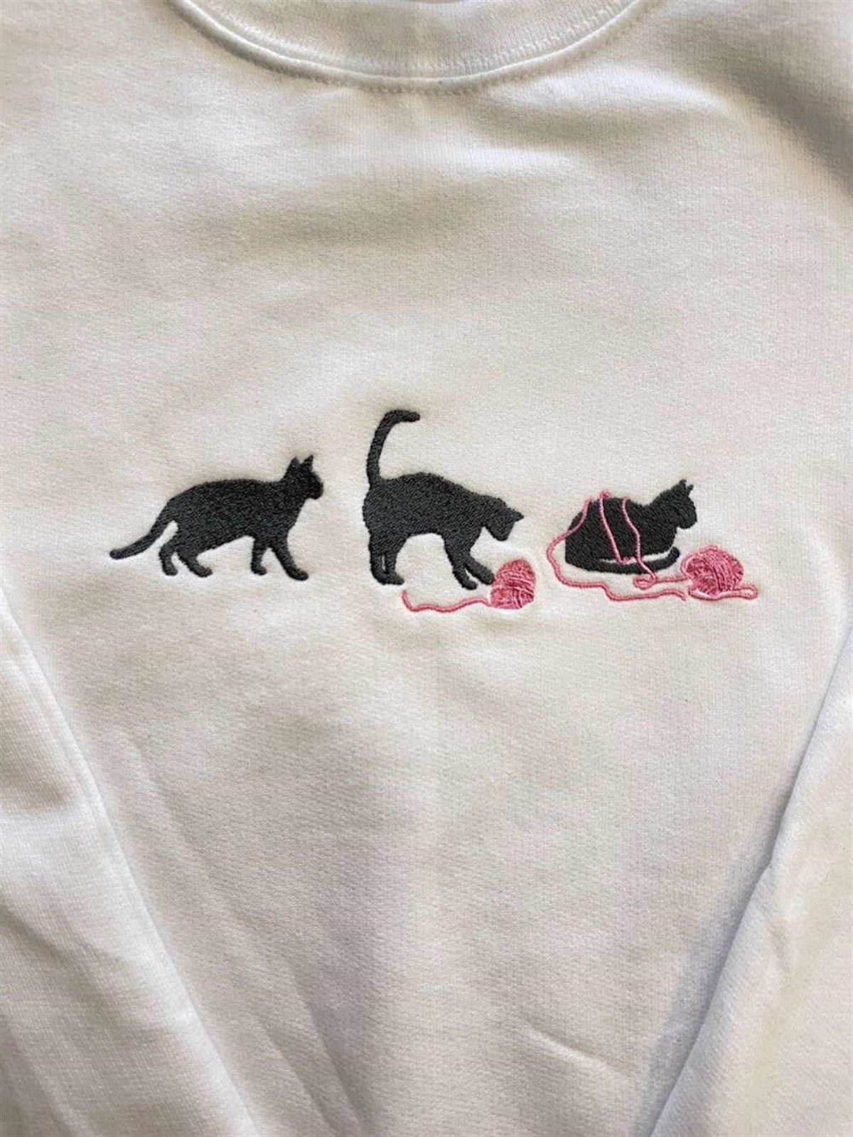 Cat Embroidered Sweatshirt With Yarn